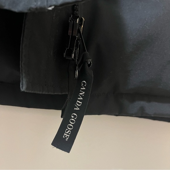 CANADA GOOSE - Buttoned/ Zippered Winter Coat - Mint Condition - Women’s M - Picture 11 of 14